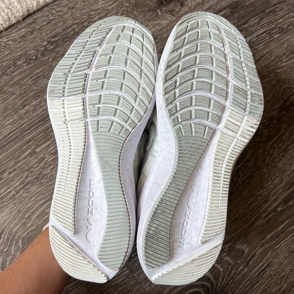 Nike Air Zoom Winflo in 'White Metallic Silver' - Women’s - Picture 8 of 9